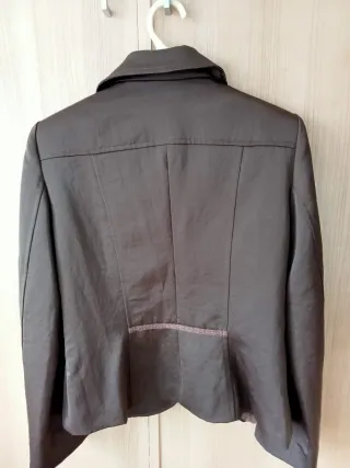 Traje pantalón marrón chocolate,tejido con brillo