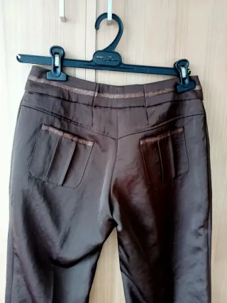 Traje pantalón marrón chocolate,tejido con brillo