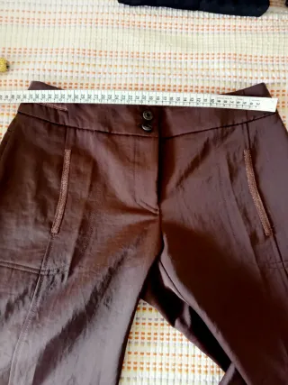 Traje pantalón marrón chocolate,tejido con brillo