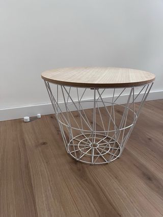 Mesita auxiliar con cesto blanco