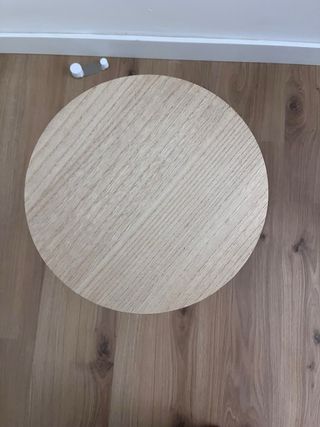 Mesita auxiliar con cesto blanco