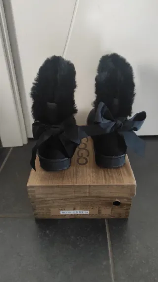 Stivaletti neri donna con fiocchi