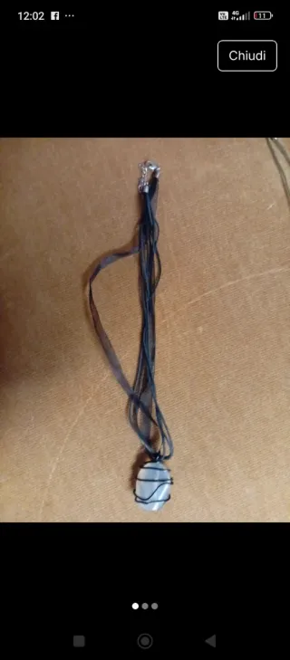 Collana con pietra bianca e filo nero
