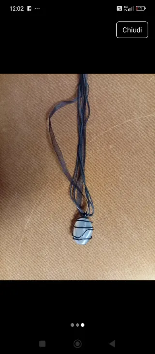 Collana con pietra bianca e filo nero