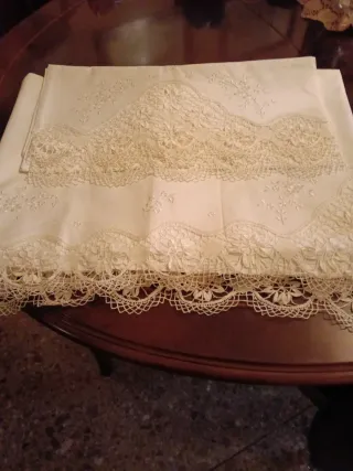 Sábana bordada con encaje de bolillos