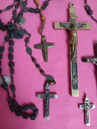 Lote de crucifijos y rosarios