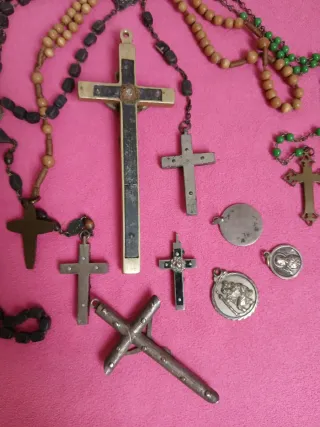 Lote de crucifijos y rosarios