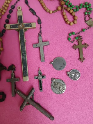 Lote de crucifijos y rosarios