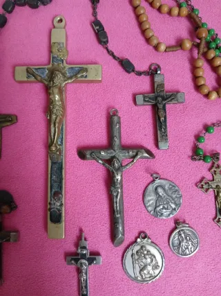 Lote de crucifijos y rosarios