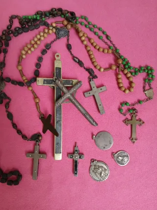 Lote de crucifijos y rosarios