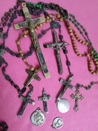 Lote de crucifijos y rosarios