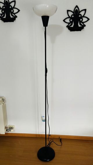 Lámpara de pie negra y blanca