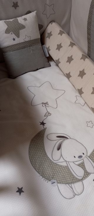 Cuna madera blanca con colchón y vestidura