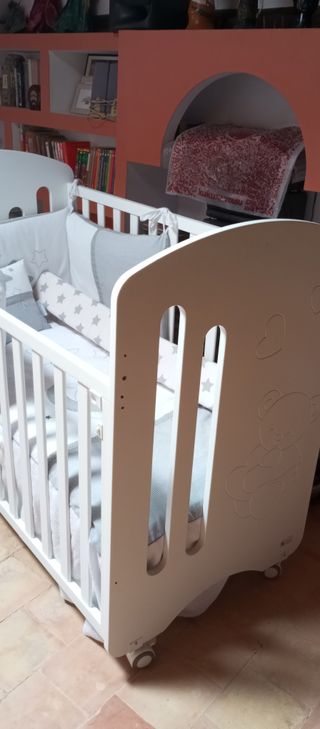 Cuna madera blanca con colchón y vestidura