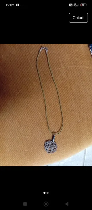 Collana con ciondolo geometrico