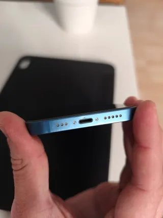 iPhone 13 128GB Azul + 5 Fundas y Cargador