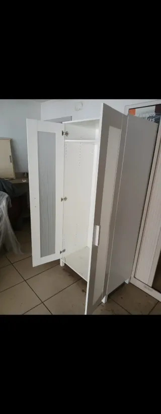 Armario blanco con puertas de cristal