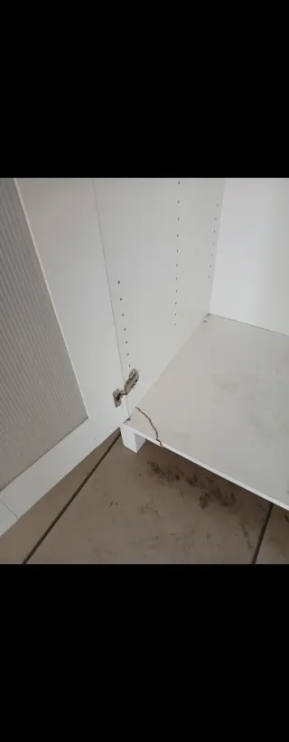 Armario blanco con puertas de cristal