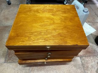 Caja de madera artesanal con cierre metálico