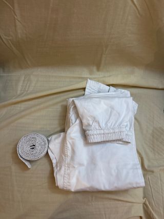 Kimono blanco y cinturón de niño