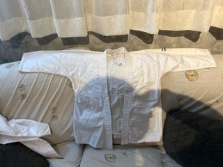 Kimono blanco y cinturón de niño