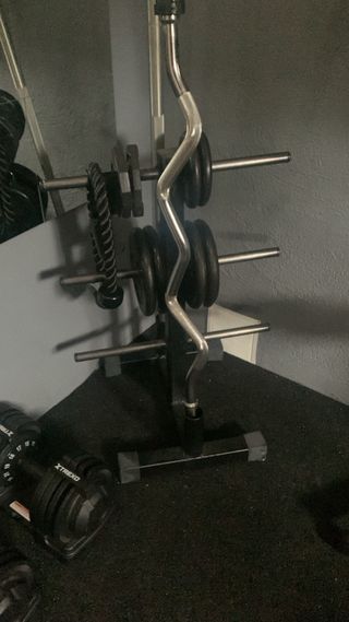 Soporte para discos y barra de gimnasio