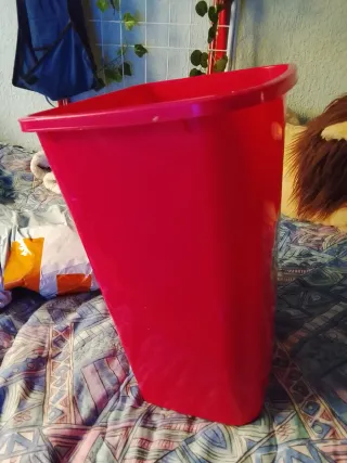 Cubo de basura rojo tamaño medio