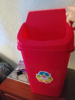 Cubo de basura rojo tamaño medio