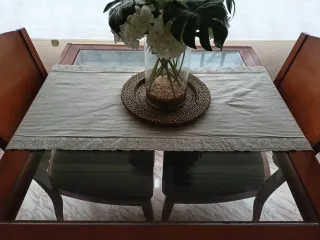 Mesa de comedor de madera y cristal