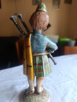 Figura niño gaitero escocés resina