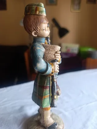 Figura niño gaitero escocés resina