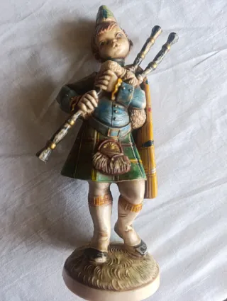 Figura niño gaitero escocés resina
