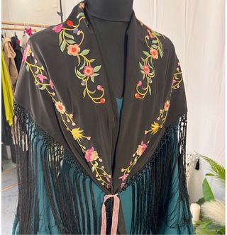 Mantoncillo Flamenco Negro Bordado