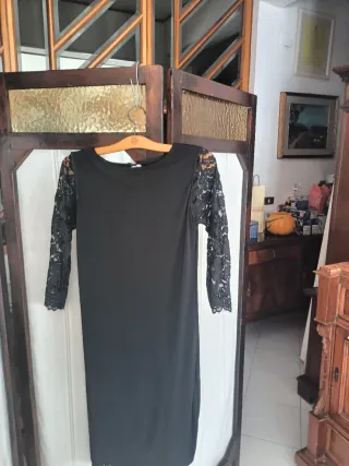 Abito pizzo nero foderato con schiena scoperta