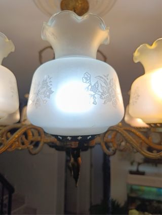 Lámpara de bronce con tulipas de cristal