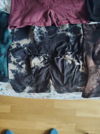 Pantalones cortos tie-dye marrones y verdes