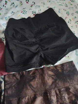 Pantalones cortos tie-dye marrones y verdes