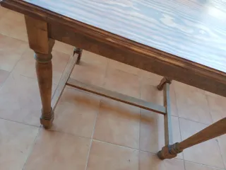 Mesa de madera pino estilo rústico.