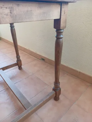 Mesa de madera pino estilo rústico.