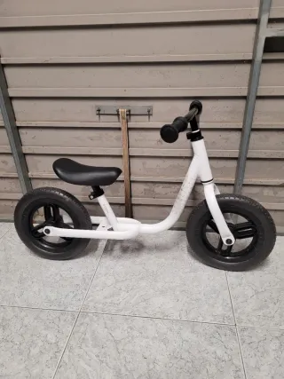 Bicicleta de equilibrio blanca