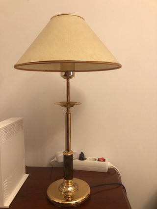 Lámparas de mesa dorada y beige