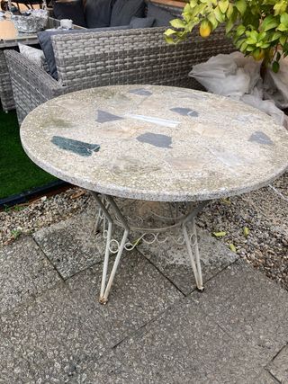 Mesa de jardín redonda piedra y metal