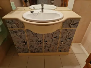 Mobile bagno beige e multicolore