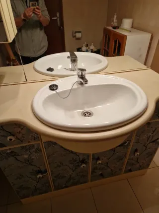 Mobile bagno beige e multicolore