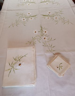 Mantelería antigua de hilo bordada a mano