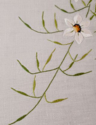 Mantelería antigua de hilo bordada a mano