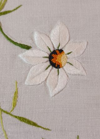 Mantelería antigua de hilo bordada a mano