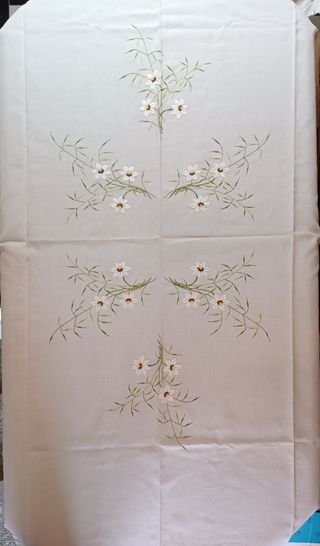 Mantelería antigua de hilo bordada a mano