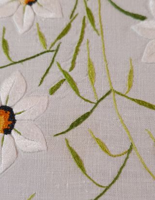 Mantelería antigua de hilo bordada a mano