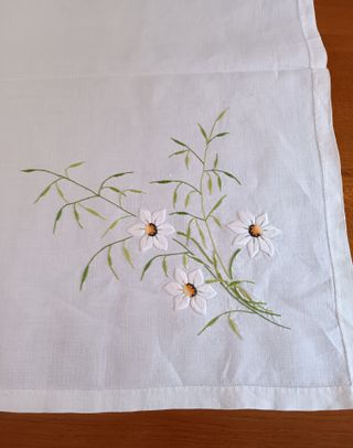 Mantelería antigua de hilo bordada a mano